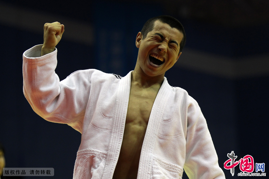 哈薩克選手包厄爾然·饒因塔耶夫獲男子柔道55公斤級冠軍，吶喊慶祝。