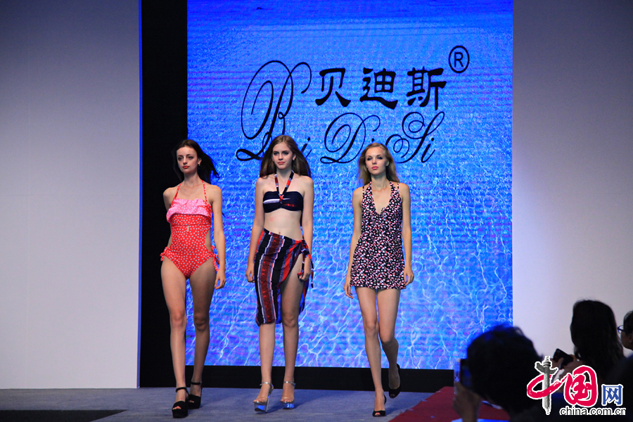 中国国际泳装展上，模特们在展示品牌泳装。