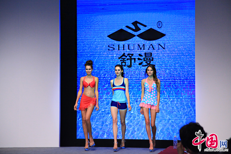 中國國際泳裝展上，模特們在展示品牌泳裝。
