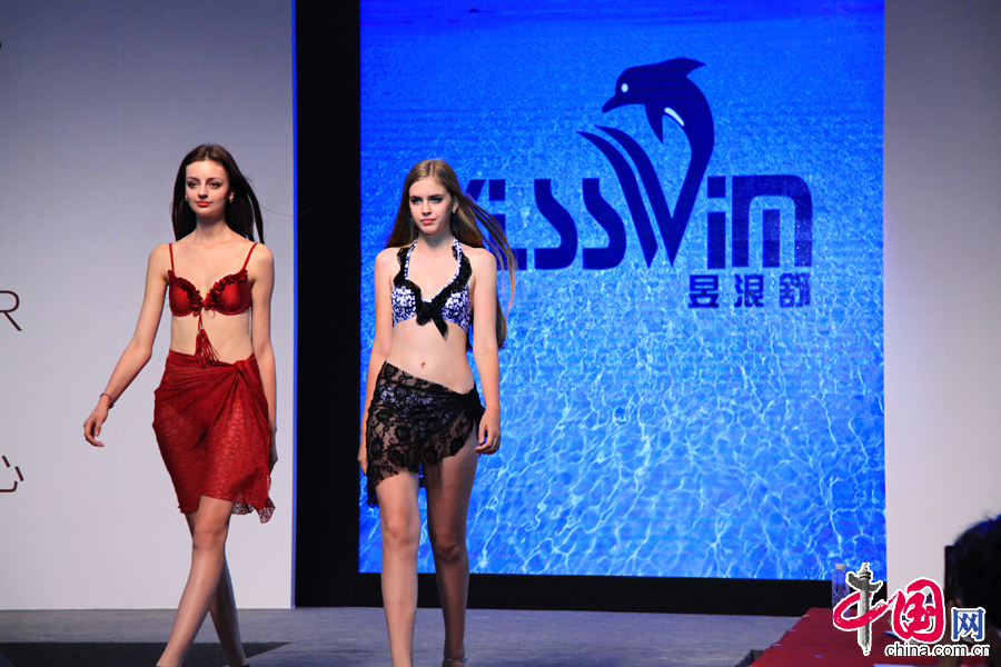 中國國際泳裝展上，模特們在展示品牌泳裝。