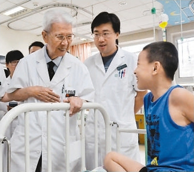94岁医生每天坚持上班 从医近70年风雨无阻