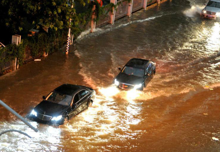 福州突降暴雨 市区现“水漫金山”