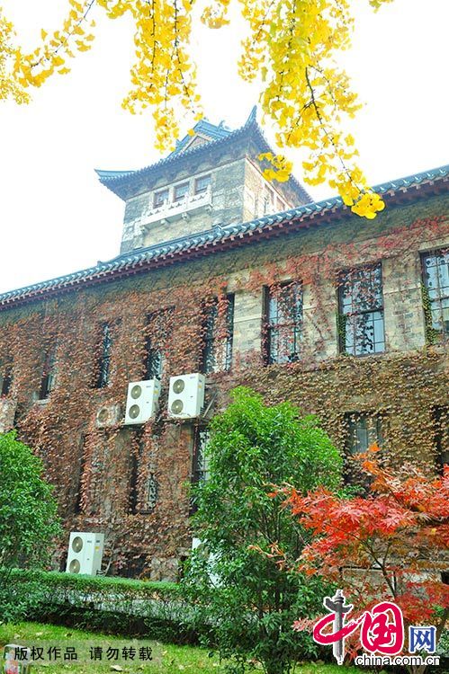 南京大學北大樓秋季風光。