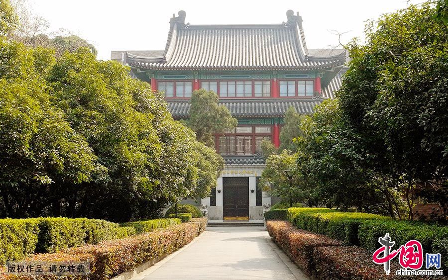 南京大學建校有百年曆史，校園中古建築點綴其間，成為校園裏一道靚麗的風景線。
