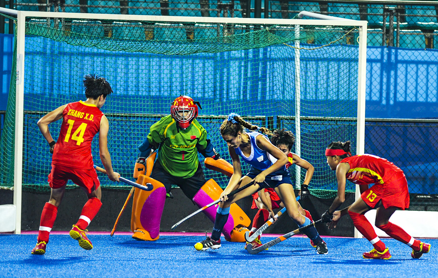 2014年8月18日，南京青奥会，乌拉圭女子曲棍球队康斯坦萨·巴兰德吉·费尔南德斯（中）在比赛中进攻。