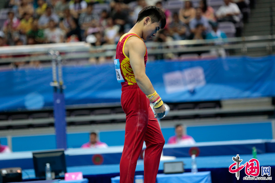 中国选手马跃在南京青奥会男子个人全能竞技体操决赛后。