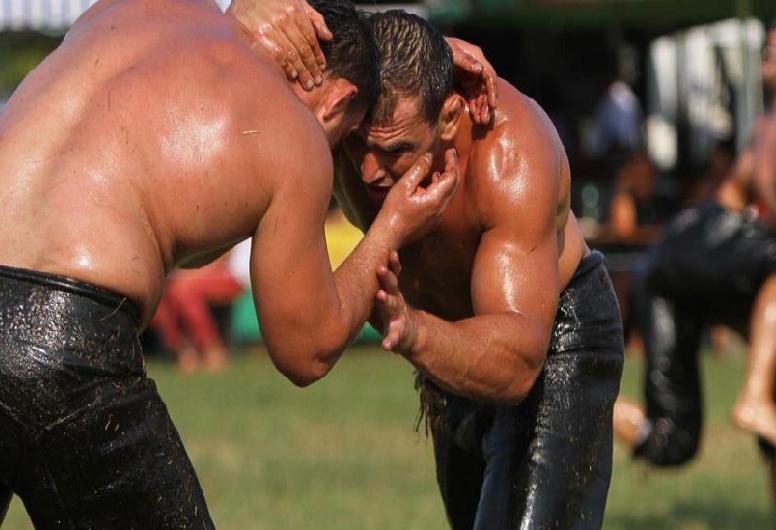 保加利亚橄榄油摔跤赛 全身抹油难度高