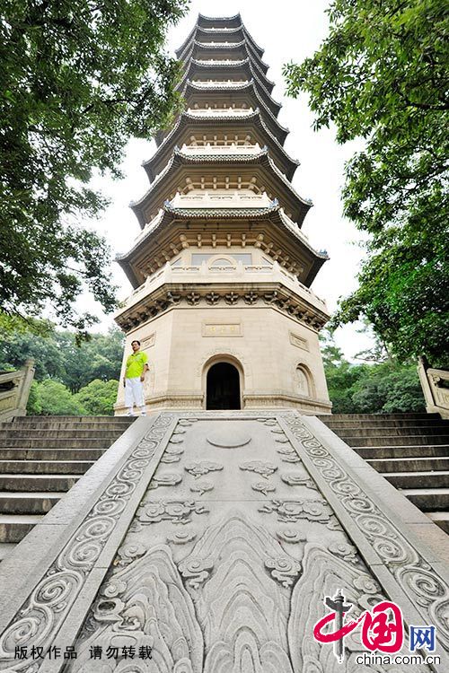 中山陵位于南京市东郊钟山风景名胜区内，被誉为“中国近代建筑史上第一陵”。