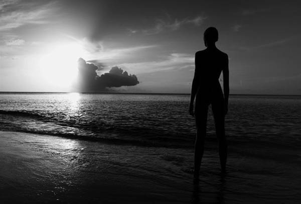 <em>性感美女</em>黑白沙滩<em>写真照</em>展示最具诱惑的曲线_