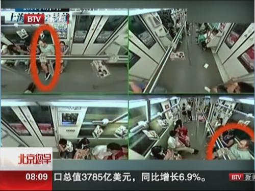 老外上海地铁晕倒 车厢乘客瞬间跑光