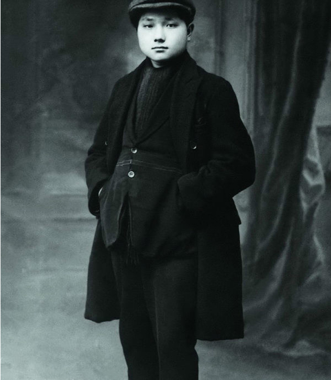 1925年5月23日，鄧小平同志在法國勤工儉學期間，攝于法國里昂。