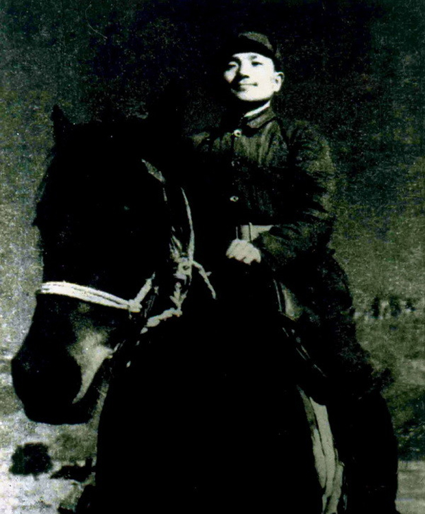 1938年邓小平策马奔赴太行前线。
