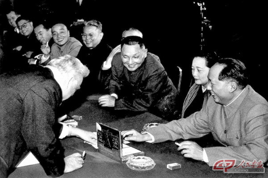 主持中央书记工作的十年，是邓小平工作最繁忙的一段。这是1957年11月，邓小平、宋庆龄等随毛泽东率领的中国代表团赴苏联参加十月革命40周年庆祝典礼期间，拜会苏联部长会议主席布尔加宁（左）。