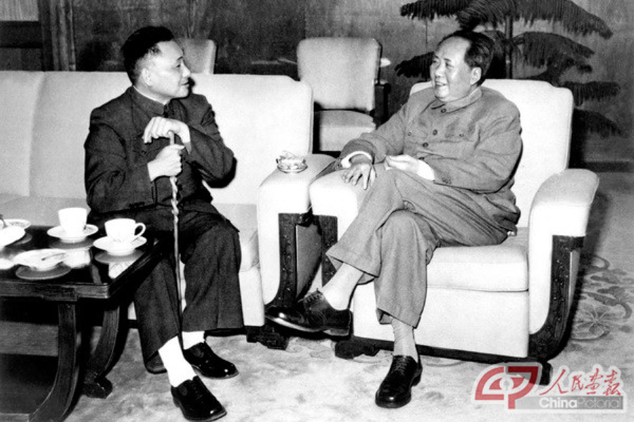 邓小平是中国改革开放的总设计师，使中国现代化建设进入了一个新阶段。这是1960年，毛泽东和担任中共中央总书记的邓小平谈话。以后毛泽东曾多次讲邓小平“人才难得”。