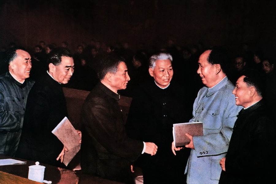 1962年，中共中央在北京举行了了有七千多人参加的扩大工作会议。这次会议对统一全党思想纠正“大跃进”以来经济工作中“左”的错误，全面贯彻调整国民经济八字方针，克服经济困难，起了积极作用。图为（自右至左）邓小平、毛泽东、刘少奇、陈云、周恩来、朱德同志在会议期间研究问题。