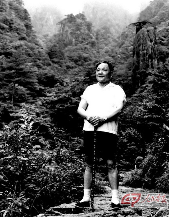 1979年，中国改革开放的总设计师邓小平，开始了他十一届三中全会结束后的第一次南巡。他先是来到安徽，兴致勃勃地登上了黄山。这一年，邓小平75岁。