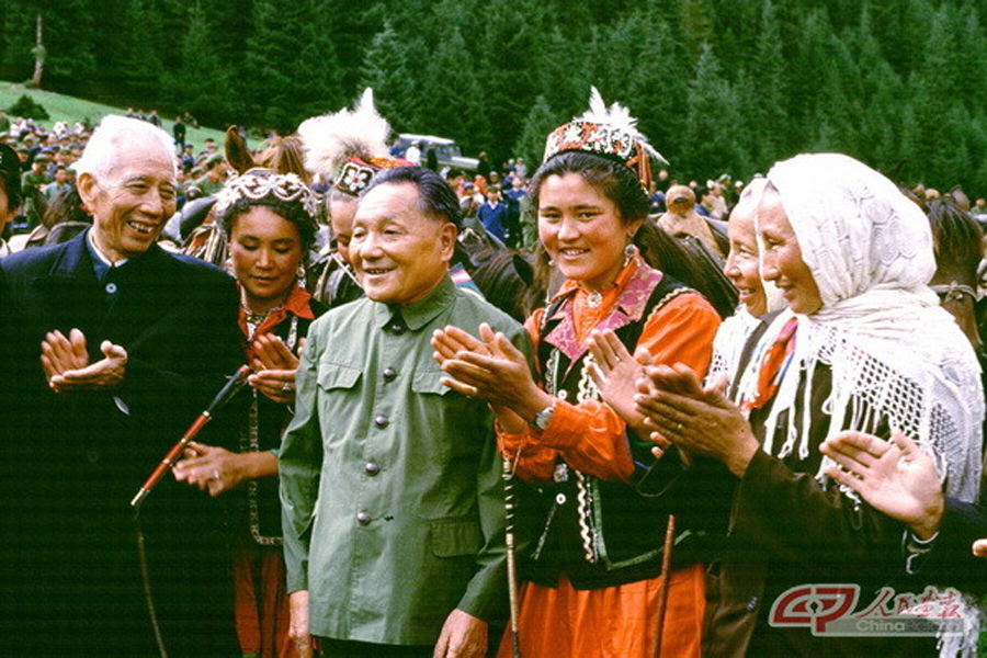 1981年8月，鄧小平視察新疆。