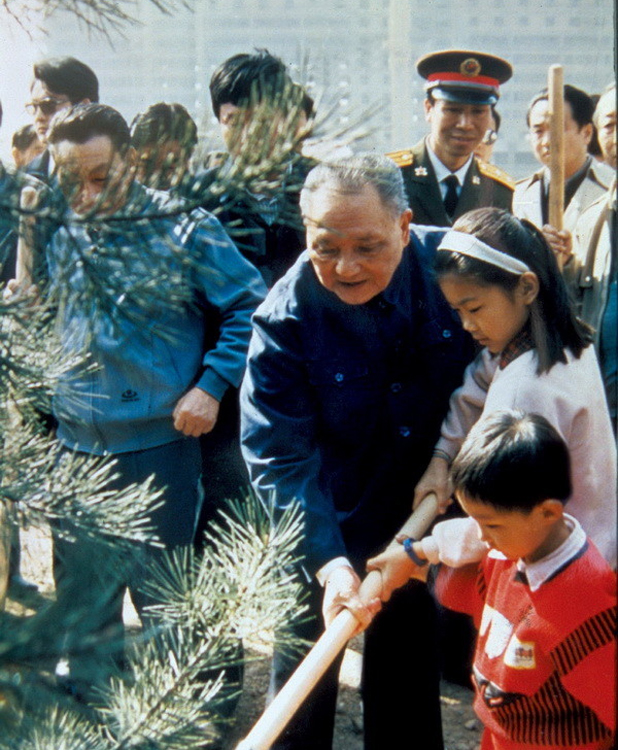 1990年4月，邓小平率亲属在北京亚运村参加义务植树劳动。自从1981年由邓小平同志亲自倡导、全国人大作出《关于开展全民义务植树的决议》以来，全国在绿化环保方面取得了显著成绩。