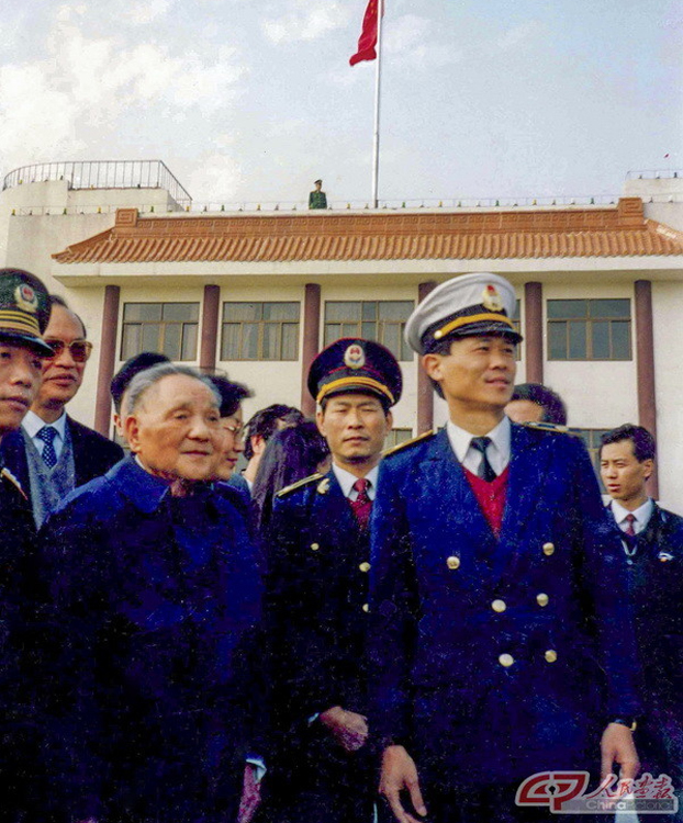 深圳经济特区是由邓小平同志亲自倡导建立的，倾注了他的智慧和心血。1992年年初，邓小平视察南方时来到深圳海关，深情地望着在他“一国两制”的构想下回归祖国指日可待的香港。