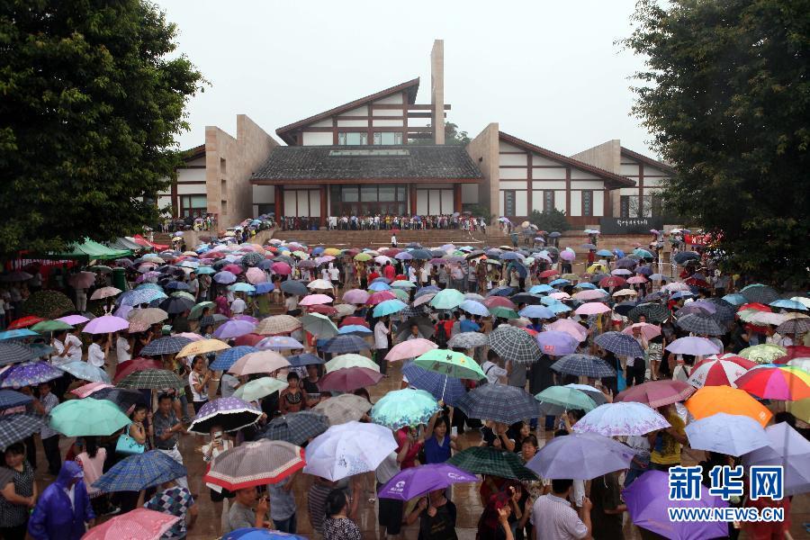 數萬群眾冒雨參觀鄧小平故里