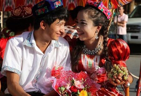 吐鲁番百对新人集体婚礼 全城“深陷甜蜜”