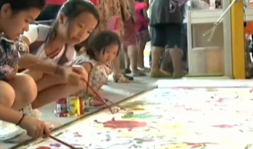 千位儿童集体创作百米涂鸦长卷