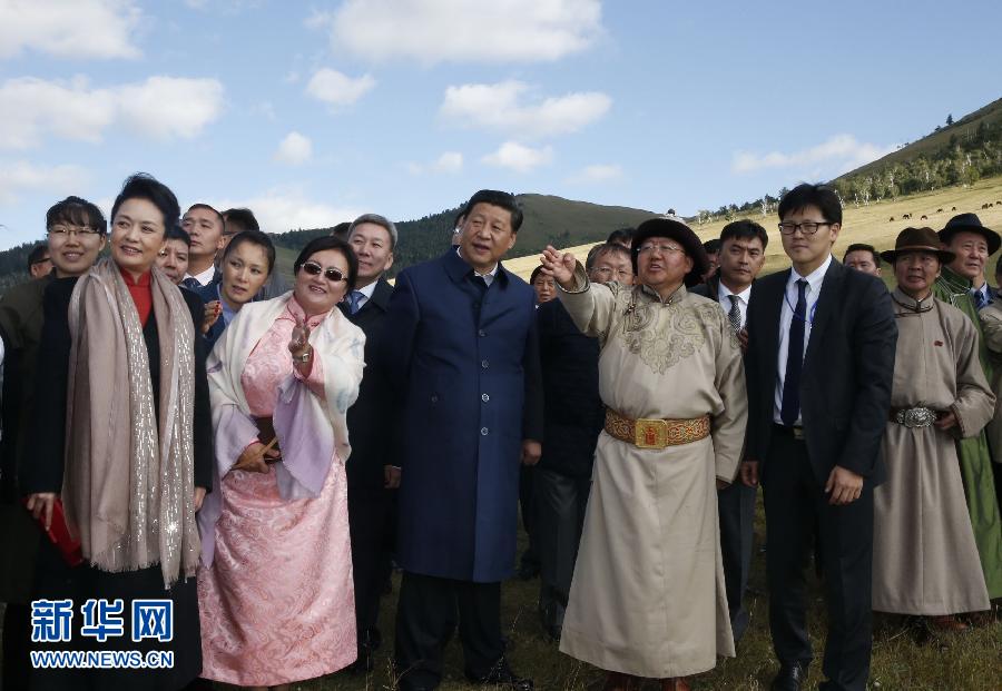 習近平同蒙古國總統額勒貝格道爾吉共同觀看那達慕
