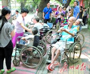 广州一敬老院失火 维修店老板浓烟中抱出5老人