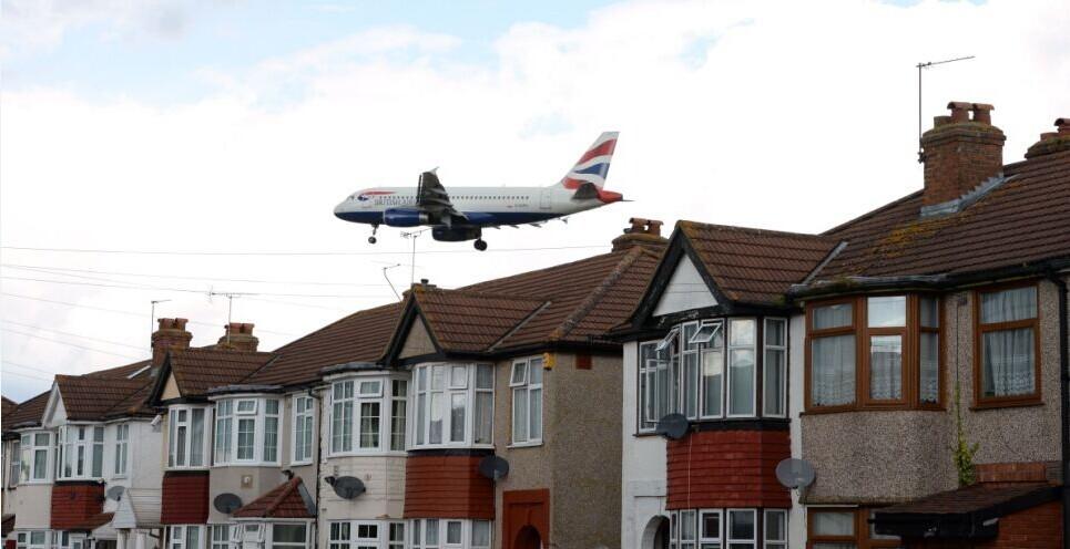 屋顶上方12米 伦敦一街区每日数百架飞机飞过