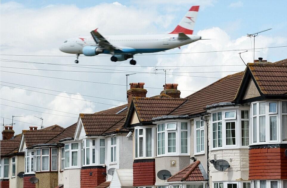 屋頂上方12米 倫敦一街區每日數百架飛機飛過