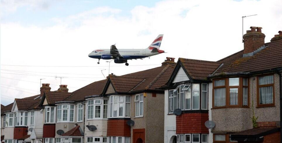 屋頂上方12米 倫敦一街區每日數百架飛機飛過