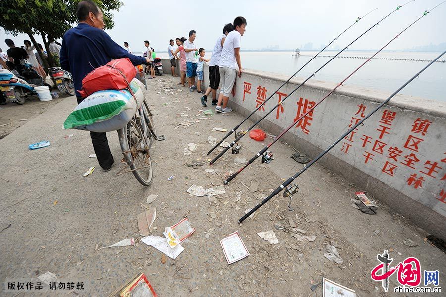 如今8年过去了，胡志耘说，江边观潮的人对潮水的凶险有了一定了解，喊潮队的工作重心也开始有了进一步提升