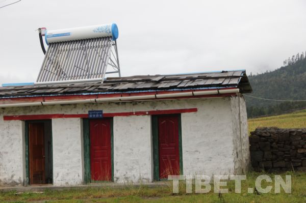 西藏林芝地区鲁朗镇扎西岗村白玛家的太阳能热水器。在当地，这种太阳能热水器随处可见。