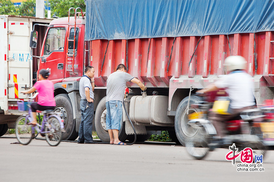 广东梅州多处存在非法加油现象 流动加油车当街供油
