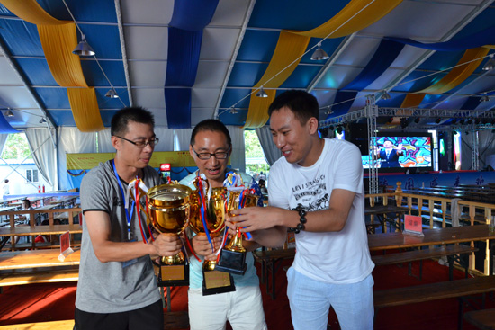 边喝酒边下棋 青岛小伙勇夺象棋大赛醉棋王
