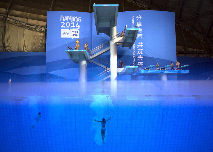 8月27日，参赛选手在赛前训练。 当日，2014南京青奥会跳水项目的比赛全部结束。