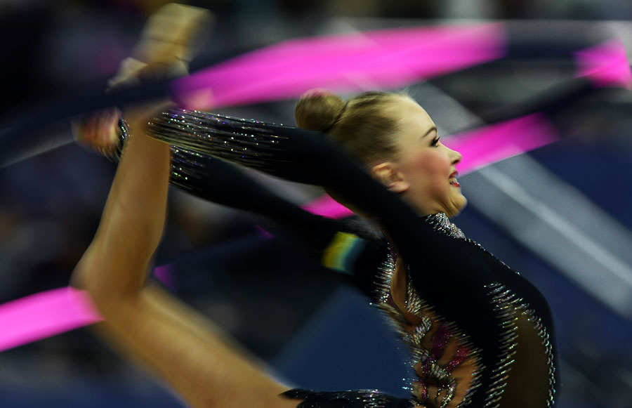 8月27日，瓦列里娅·哈宁娜在比赛中。 当日，在南京青奥会艺术体操个人全能决赛中，乌克兰瓦列里娅·哈宁娜以53.750分的成绩获个人全能第六名。 新华社记者程敏摄
