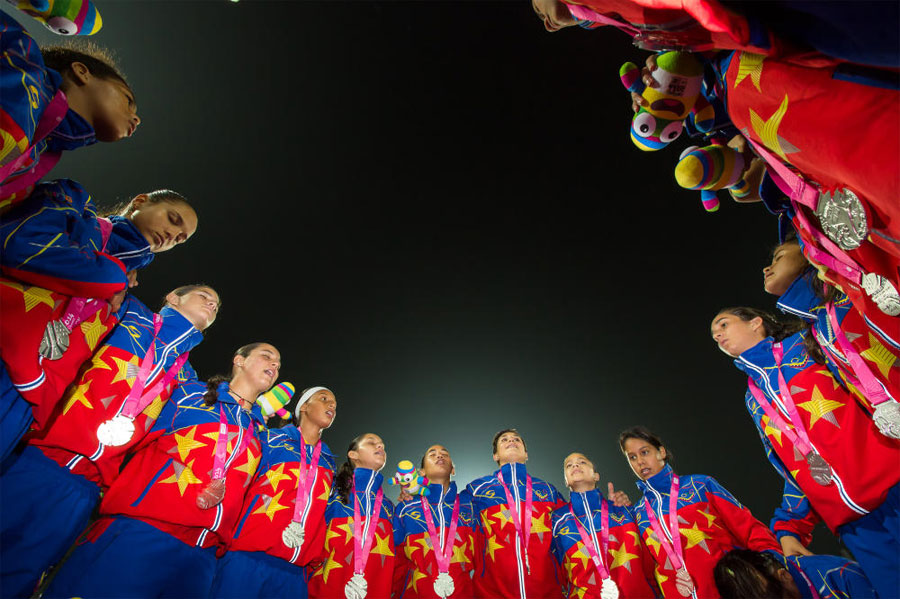 2014年8月26日，青奥女子足球决赛在五台山体育场进行，最终中国队以5：0战胜委内瑞拉队，夺得冠军。 （城市摄影队：林琨）