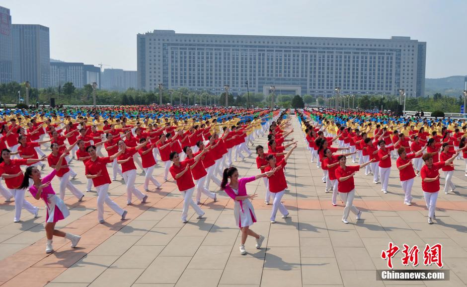 3000大媽齊聚濟南奧體中心廣場“鬥舞”