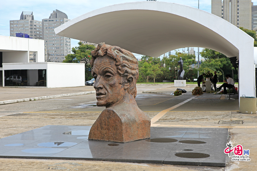 演播厅外的雕像是拉美民族独立战争重要领导人——西蒙·玻利瓦尔