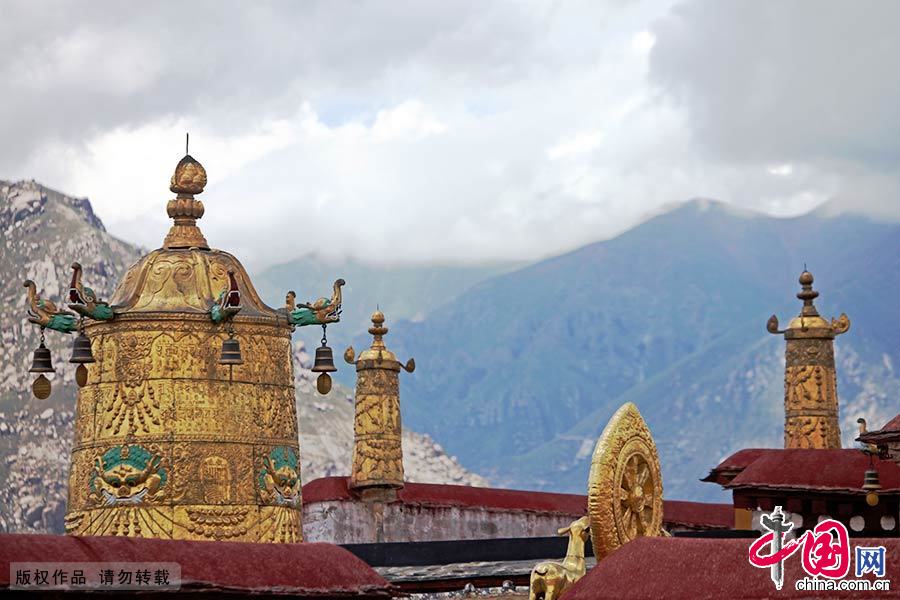 大昭寺是西藏现存最辉煌的吐蕃时期的建筑，也是西藏最早的土木结构建筑，它融合了藏、唐、尼泊尔、印度的建筑风格，成为藏式宗教建筑的千古典范，被列为世界文化遗产。