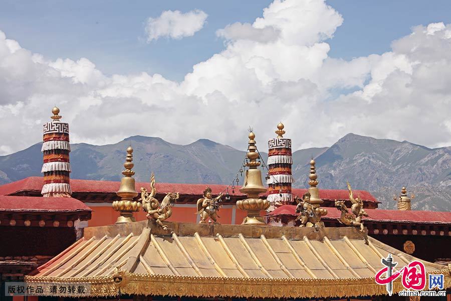 大昭寺是西藏现存最辉煌的吐蕃时期的建筑，也是西藏最早的土木结构建筑，它融合了藏、唐、尼泊尔、印度的建筑风格，成为藏式宗教建筑的千古典范，被列为世界文化遗产。