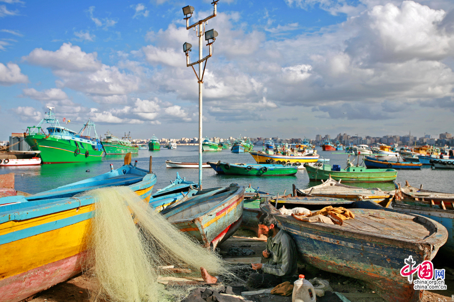 港口依然有最传统的以网捕鱼的生存方式