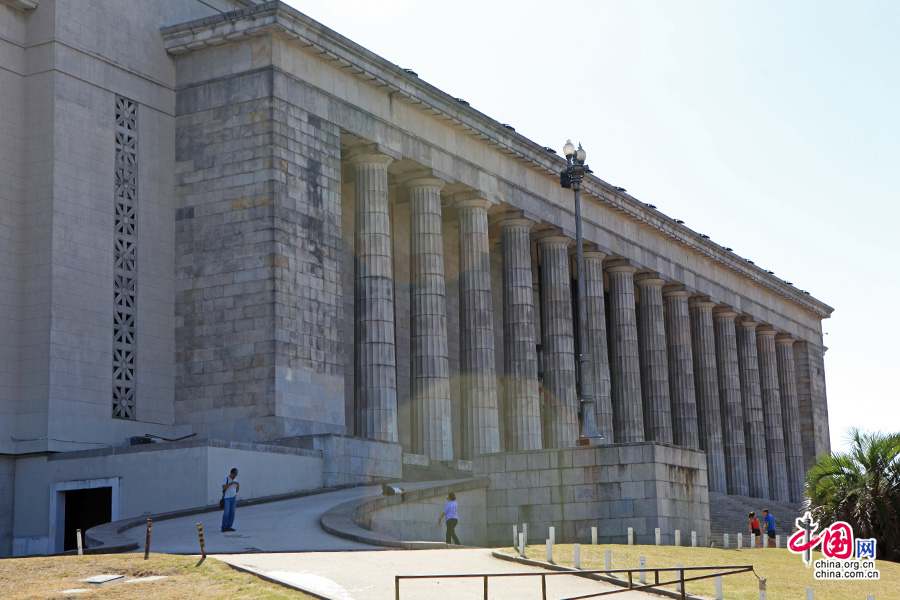 位于联合国广场旁的布宜诺斯艾利斯大学法学院有着古罗马式的柱廊