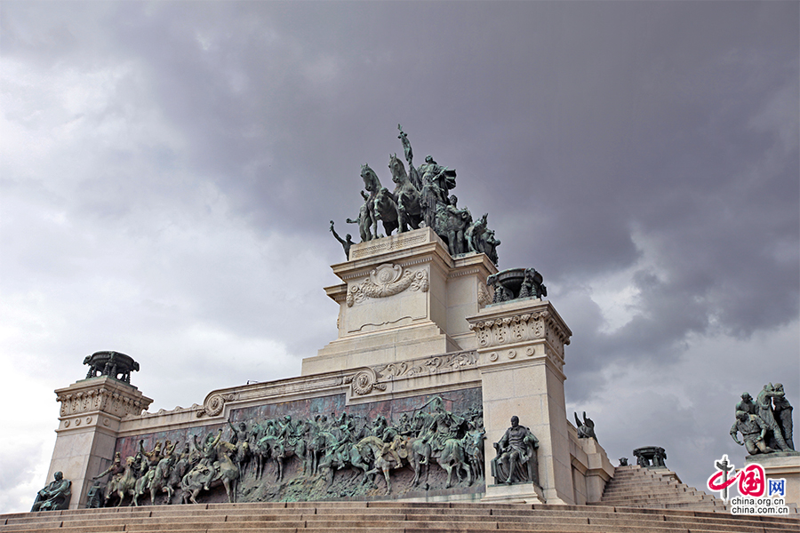 碑顶为佩德罗一世向里约热内卢进军的形象