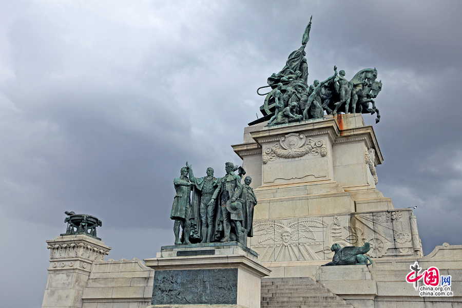 8两旁的两座雕像为两位向葡萄牙议会提交巴西申请独立提案的议员