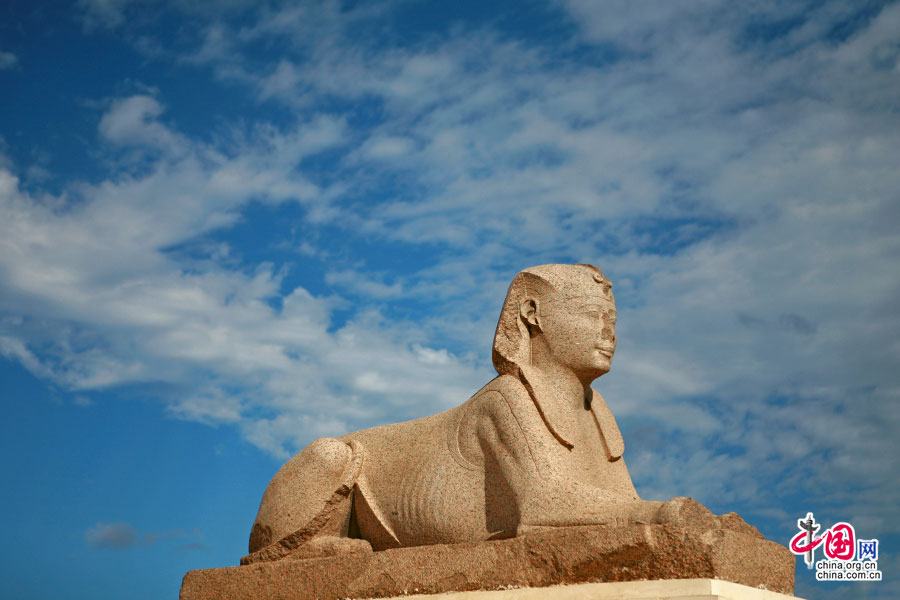 人面狮身像位于石柱的正南方