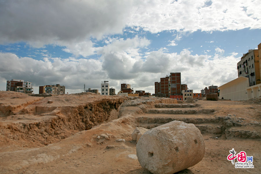赛拉比斯神庙废墟位于石柱的西南方