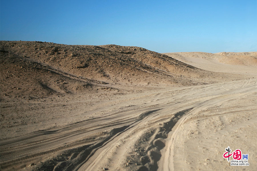 进入沙漠腹地的路全由越野车压出