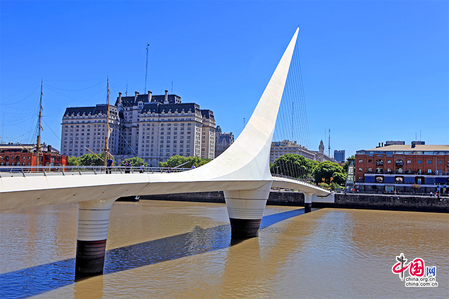 puente de la mujer（女人桥）桥总长160米，两侧的25米和32.5米分别是固定部分，中央的102.5米却是可旋转的